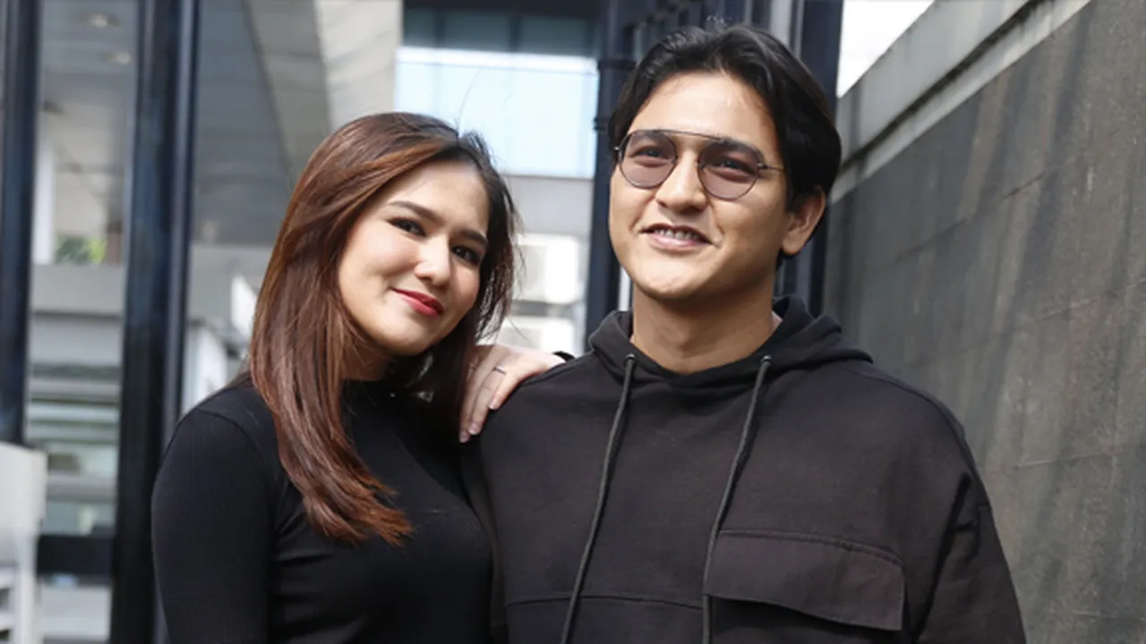 Pacaran Tapi Jarang Foto Bareng, Ini Alasan 'Langka' Masayu Clara dan Qausar Harta