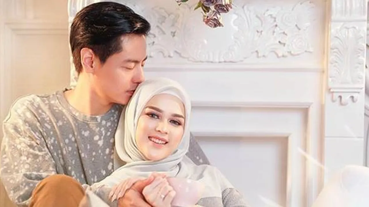 Pajang Foto Mesra Bareng Roger Danuarta, Cut Meyriska Tulis Kalimat Romantis!