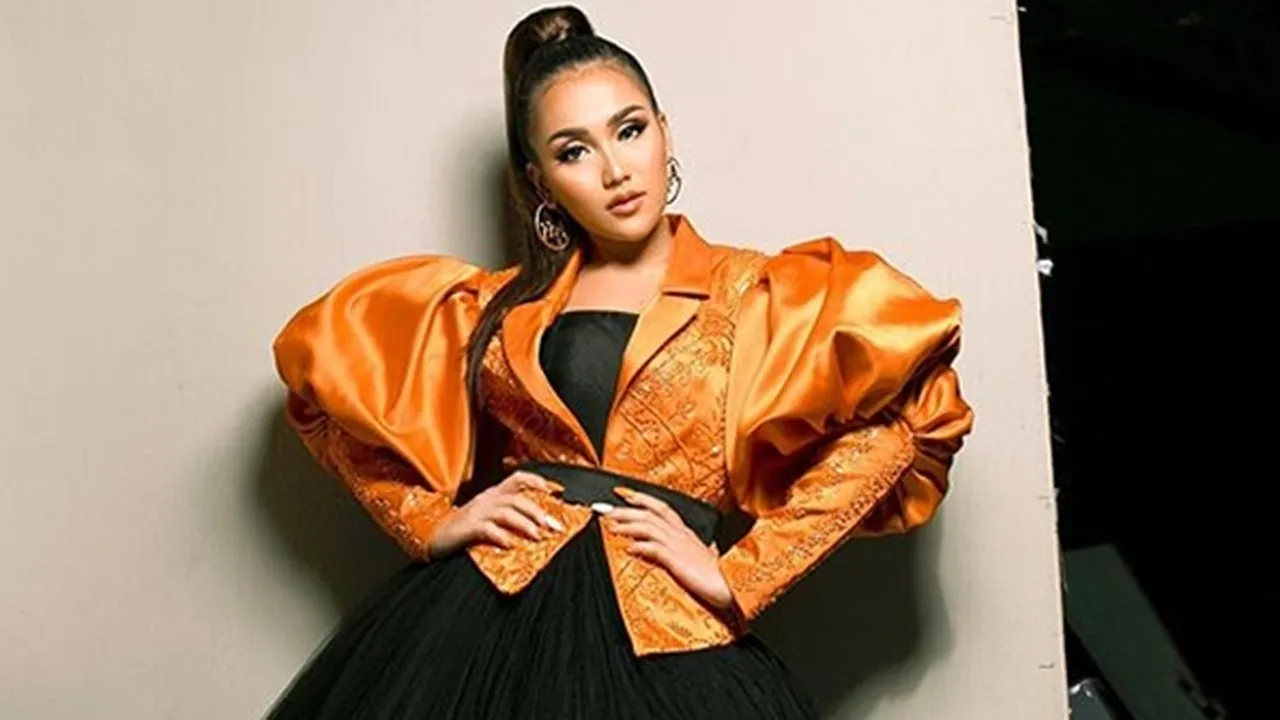 Pakai Benda Ini, Ayu Ting Ting Cari Perlindungan Dari Mata Setan