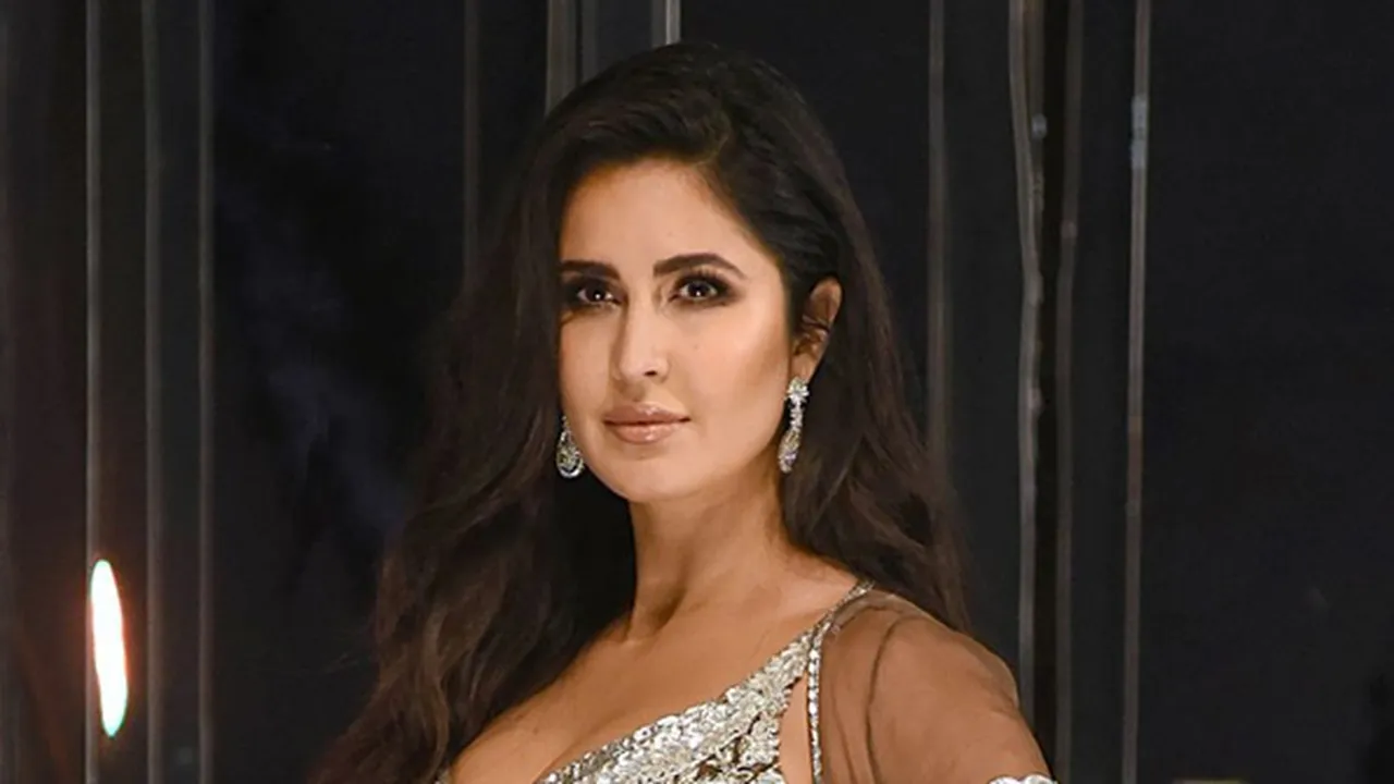 Pakai Bikini Beda Warna Lagi, Katrina Kaif Happy
