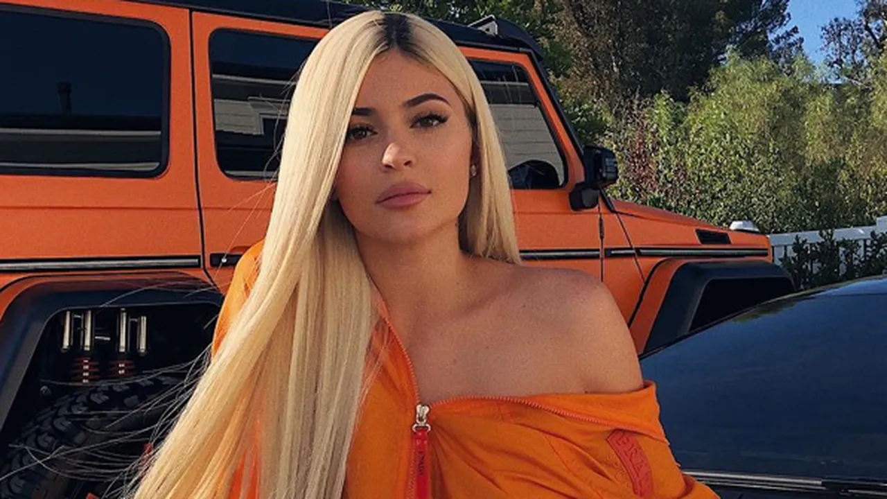 Pakai Bikini, Kylie Jenner Duduk di Pangkuan Travis Scott
