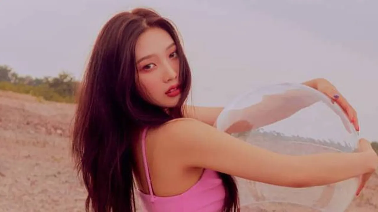 Pakai Bikini Merah, Joy Red Velvet Bikin Penggemar Menggila