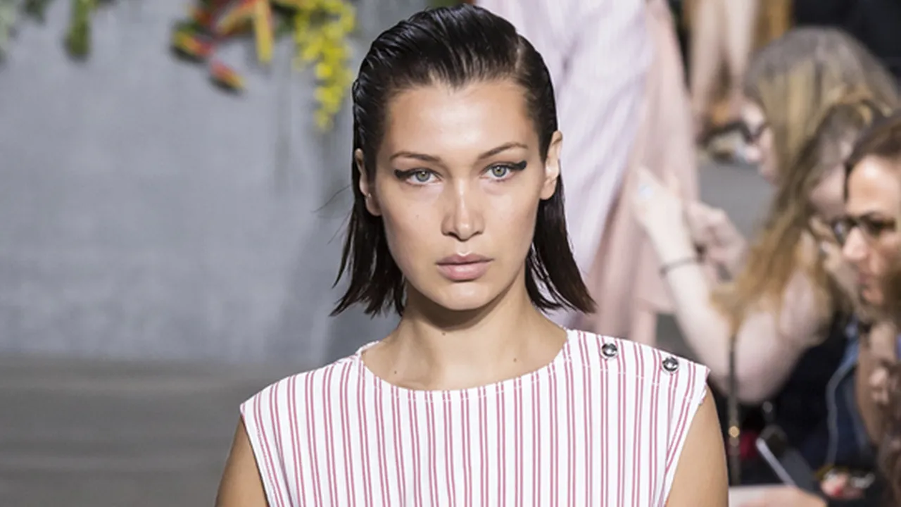 Pakai Crop Top, Abs Seksi Bella Hadid Bikin Cewek Pada Minder