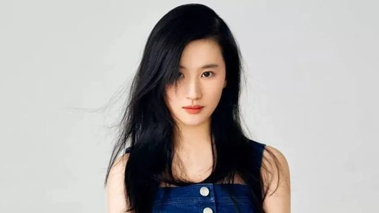 Pakai Dress Pamer Punggung, Liu Yifei Jadi Trending Nomor 1 di China