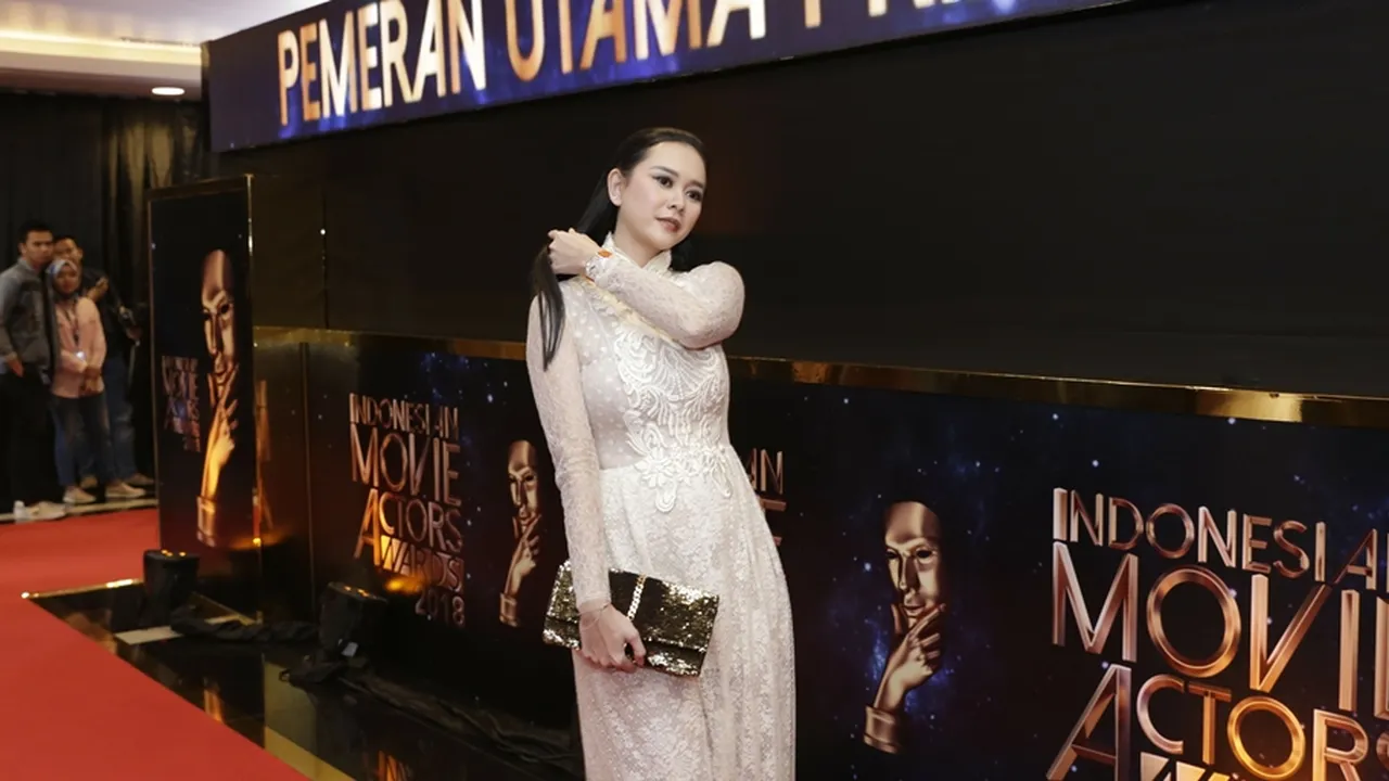 Pakai Kebaya Bali, Aura Kasih Tampak Kalem & Segar