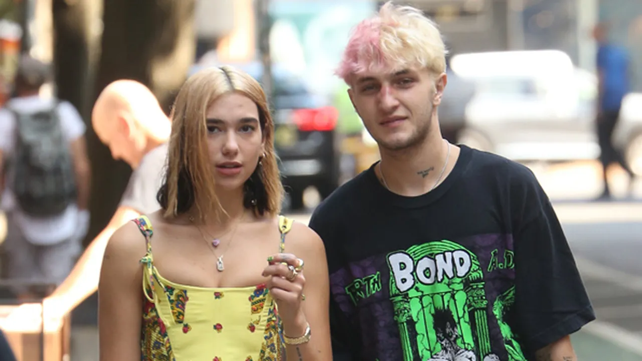 Pakai Kuteks Warna-Warni, Anwar Hadid Kembaran Sama Dua Lipa
