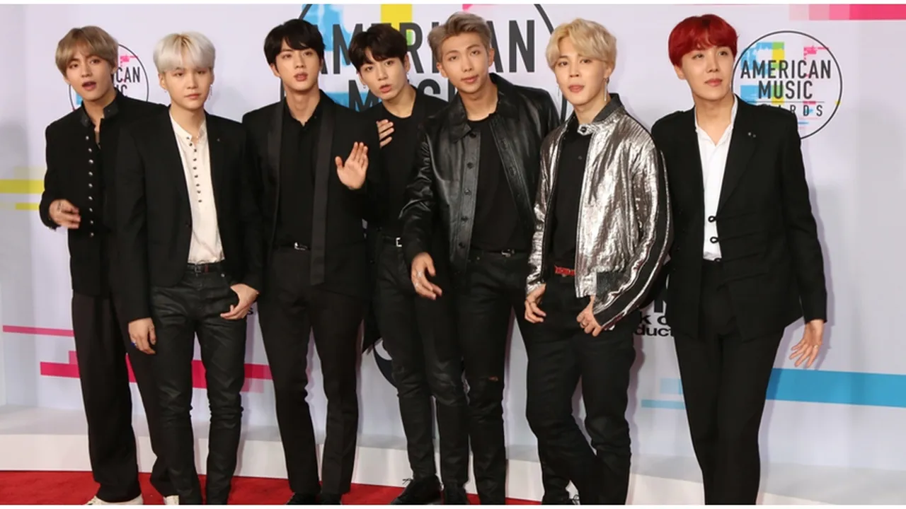 Pakai Outfit Hitam Simpel, 7 Idol Cowok K-POP Ini Bikin Nggak Bisa Tidur