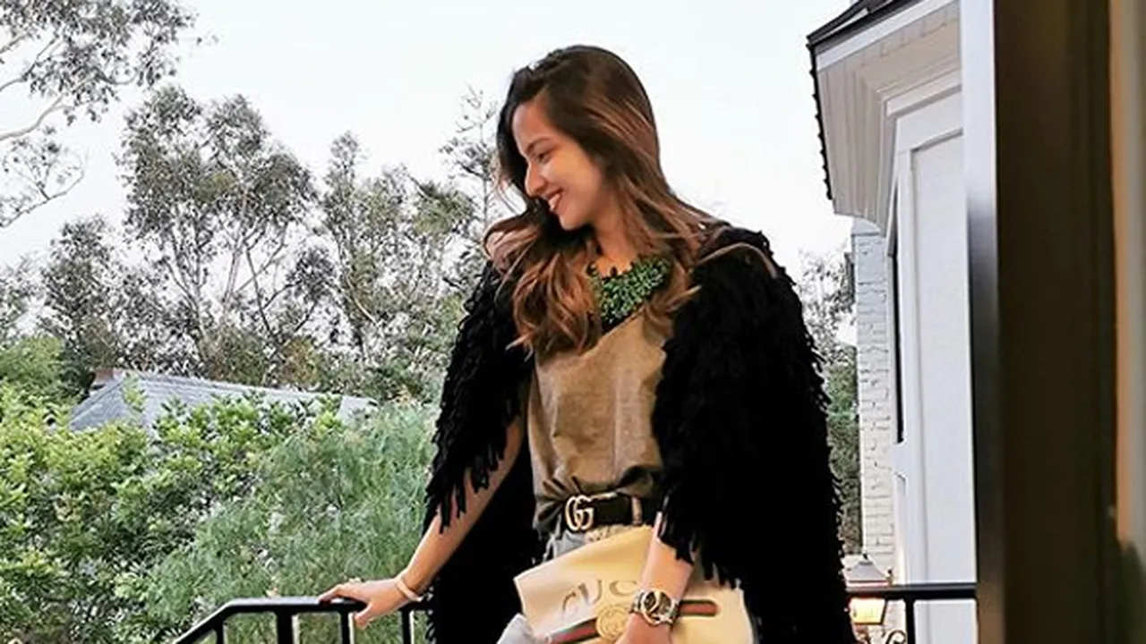 Pakai Rok Mini dan Crop Top, Nia Ramadhani Pamer Perut Rata di Amerika