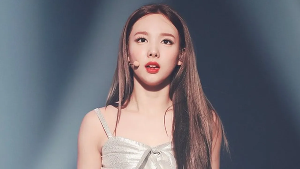 Pakai Rok Robek di Atas Panggung, Penampilan Nayeon TWICE Jadi Sorotan