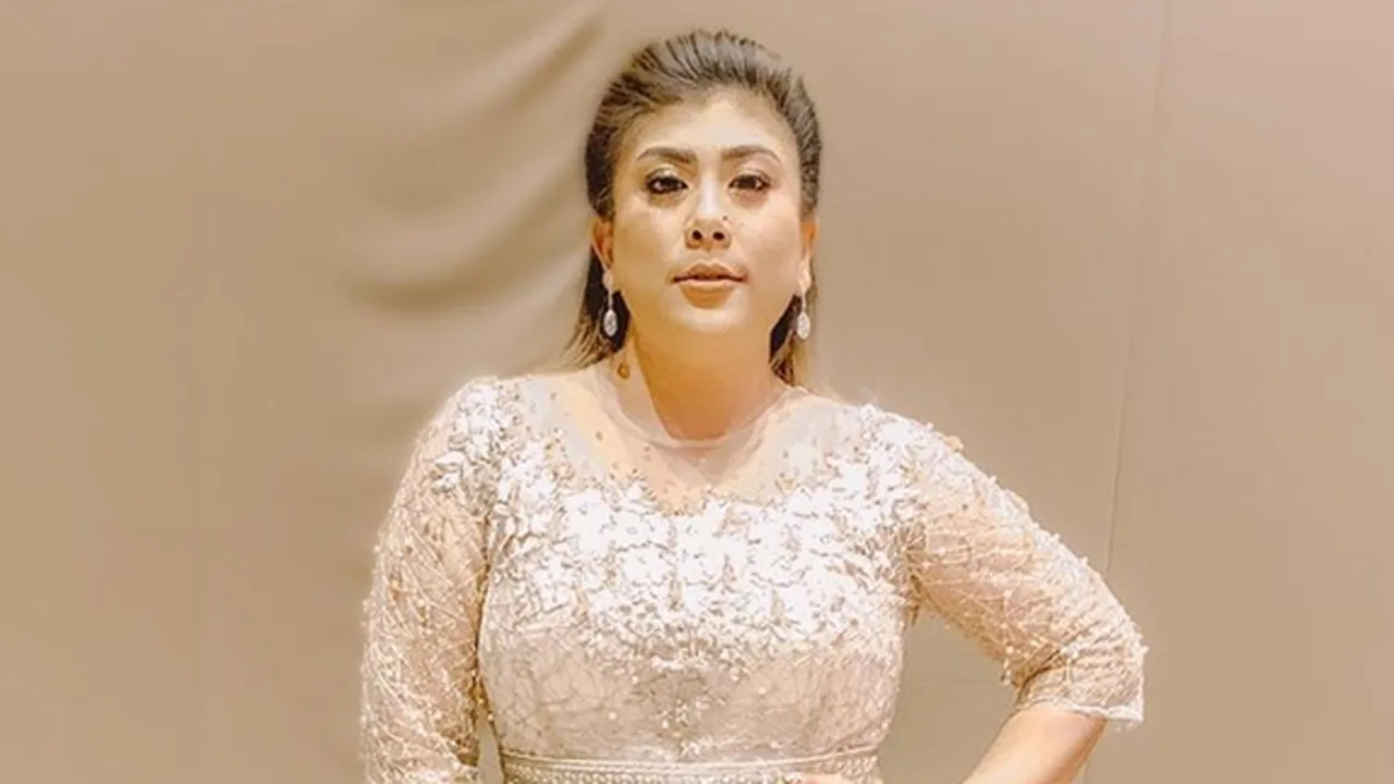 Pamer Cincin di Jari Manis, Regina Ivanova Dilamar Sang Kekasih