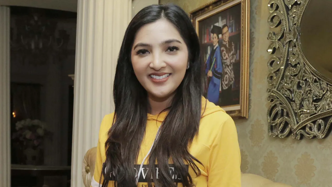 Pamer Gaya Rambut Poni, Ashanty Terlihat Masih Muda Bak ABG