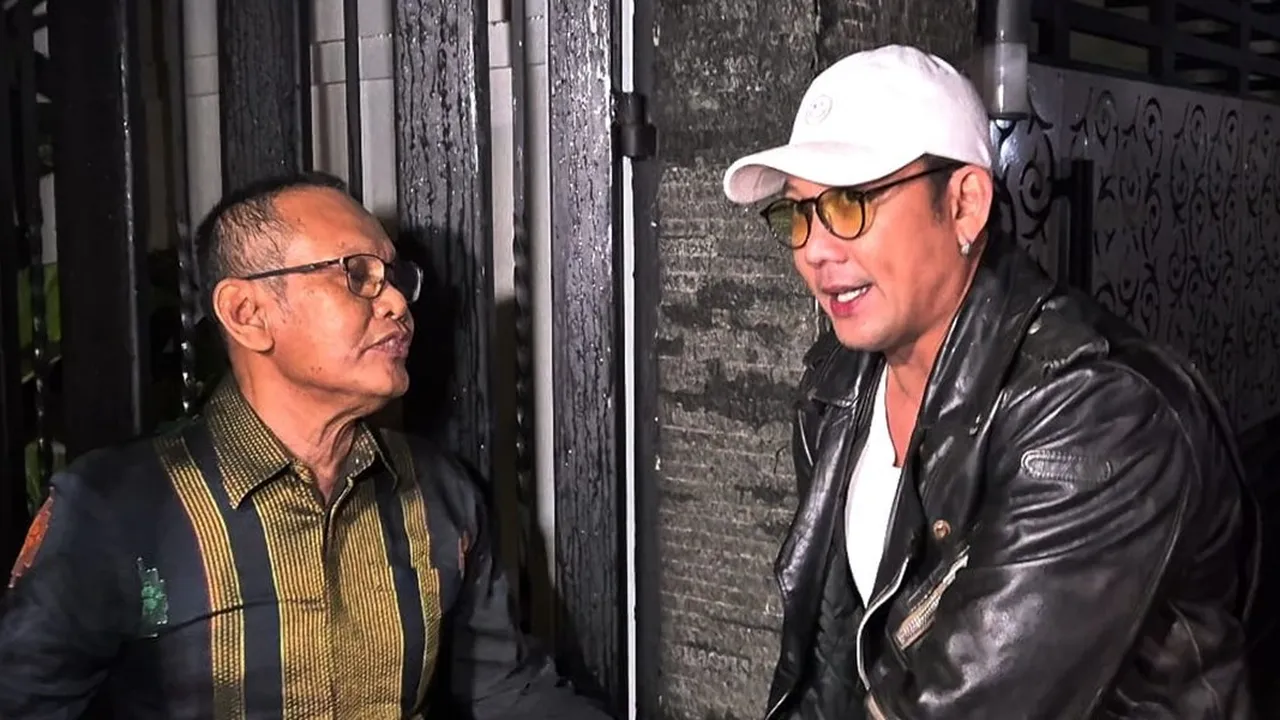 Panas! Denny Sumargo Jawab Tantangan Farhat Abbas dengan Datang Langsung ke Rumah, Minta Dihajar