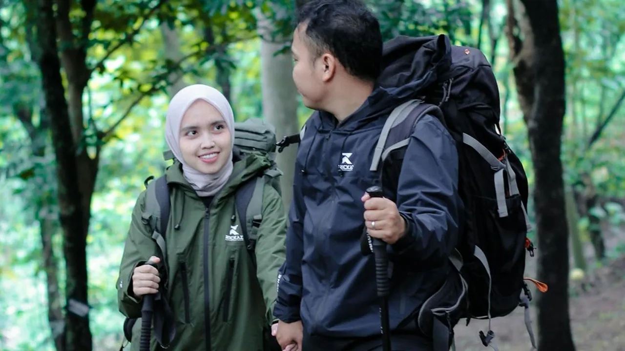 Panduan Outfit Naik Gunung untuk Wanita Hijab yang Stylish dan Nyaman