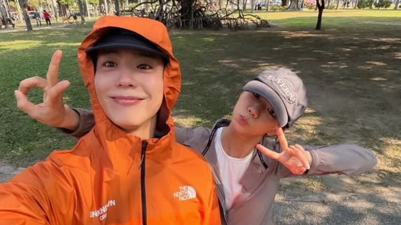 Park Bo Gum Bagikan Momen di Kaohsiung, Sempat Lari Pagi Bersama Hyeri Park Bo Gum Bagikan Momen di Kaohsiung, Sempat Lari Pagi Bersama Hyeri