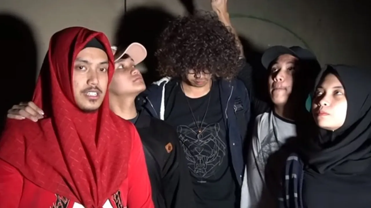 Parodi Paranormal Experience ala JURNALROSI, Ada yang Kerasukan Pintu Bikin Ngakak