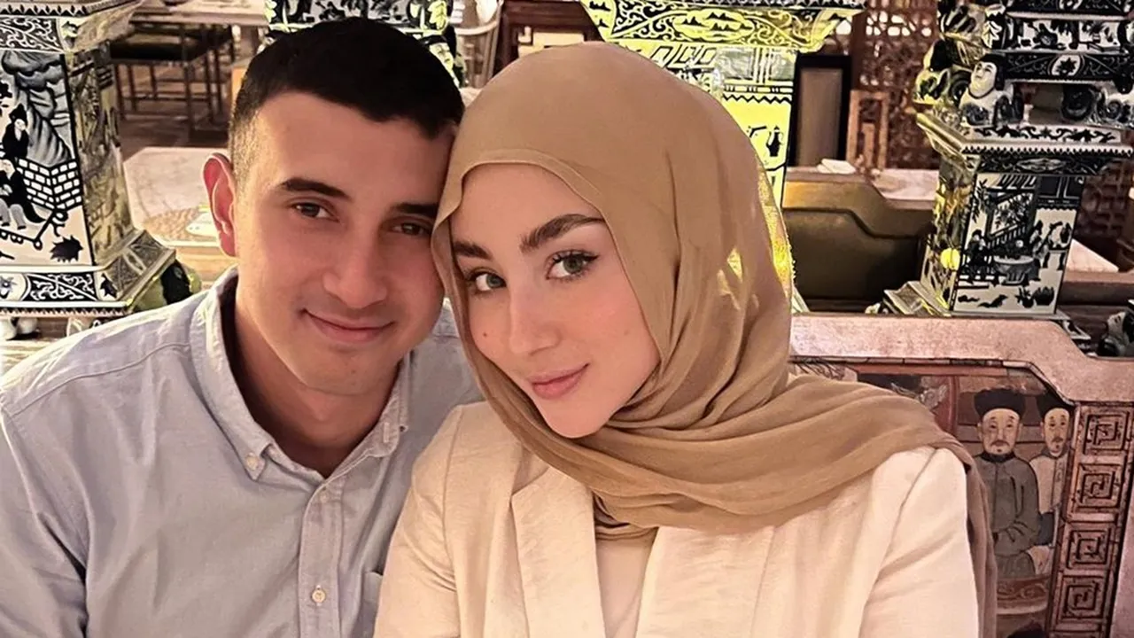 Pasangan Selebritis Ali Syakieb & Margin Laris Manis Jadi Model