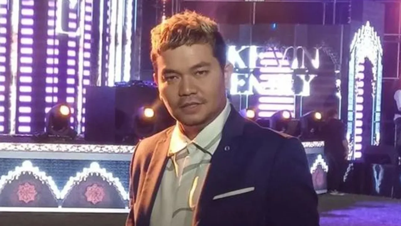 Pasca Jalani Operasi Mata, Indra Bekti Bakal Tetap Jadi MC di Konser Blue? Pasca Jalani Operasi Mata, Indra Bekti Bakal Tetap Jadi MC di Konser Blue?