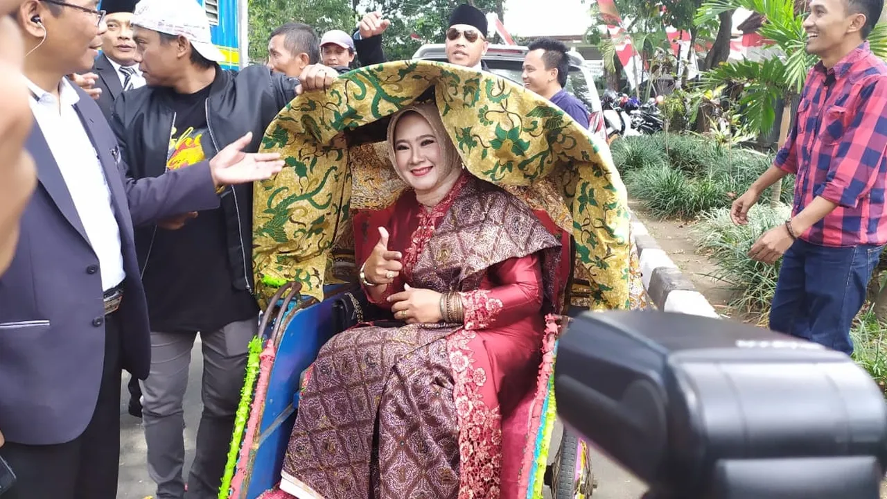 Pedagang Pakaian Sukses Jadi Anggota DPRD Kota Malang, Kendarai Becak Saat Dilantik