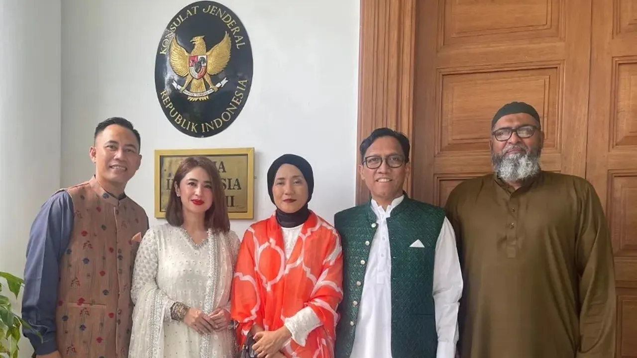 Pedangdut Dewi Perssik Ajak Sang Ibu Berlebaran ke Pakistan Sekaligus Bertemu dengan Rully Pedangdut Dewi Perssik Ajak Sang Ibu Berlebaran ke Pakistan Sekaligus Bertemu dengan Rully