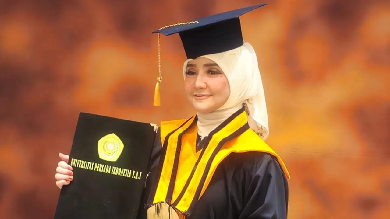 Pedangdut Mila Rosa Raih Gelar Doktor dengan Predikat Cumlaude