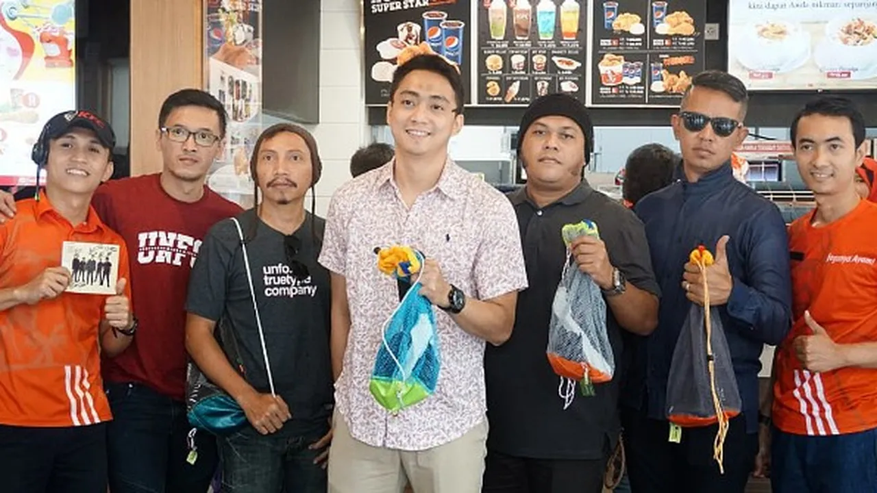 Peduli Lingkungan, The Jawara Band Rela Punguti Sampah