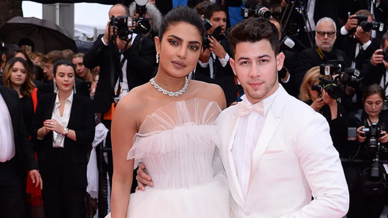 Peluk Priyanka Chopra yang Pakai Gaun Backless, Jempol Nick Jonas Bikin Salfok