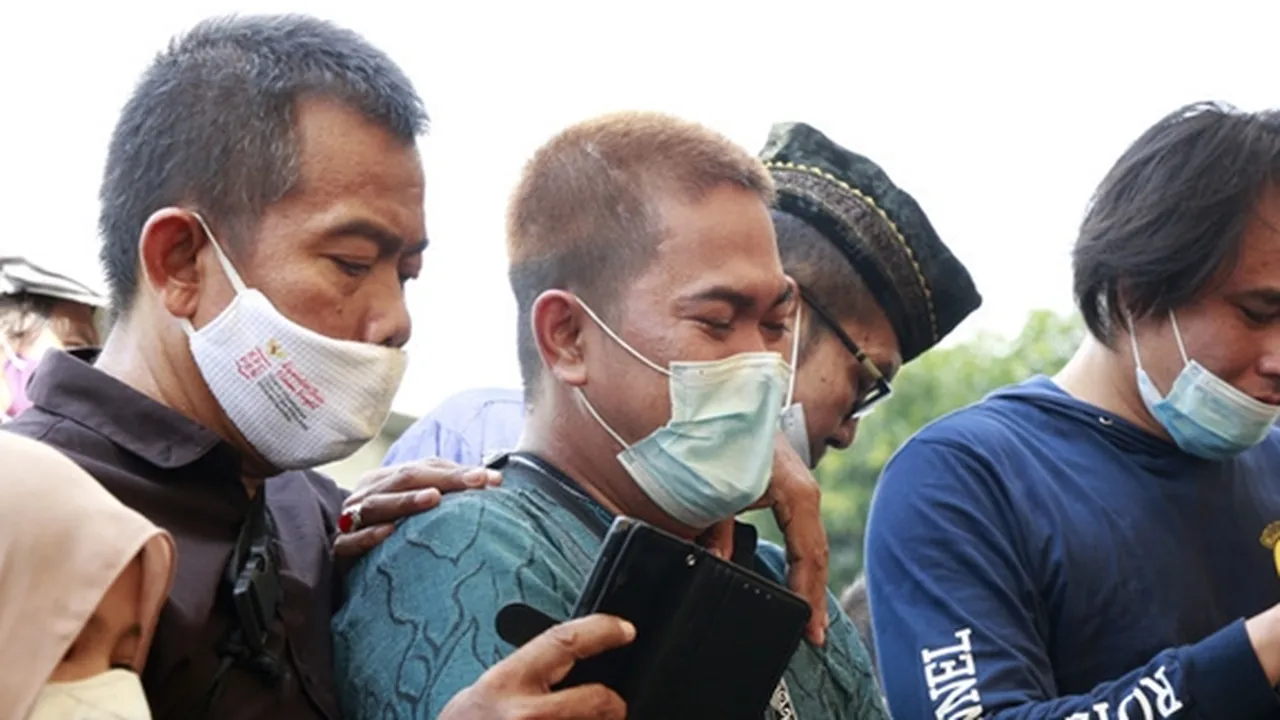 Pemakaman Urip Arphan Diwarnai Isak Tangis Keluarga, Sang Anak Tersedu-sedu Minta Maaf Pemakaman Urip Arphan Diwarnai Isak Tangis Keluarga, Sang Anak Tersedu-sedu Minta Maaf