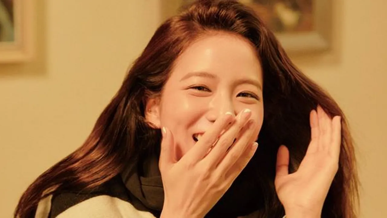 Pemotretan Jisoo BLACKPINK Terbaru, Pose Cantik Rebahan di Meja