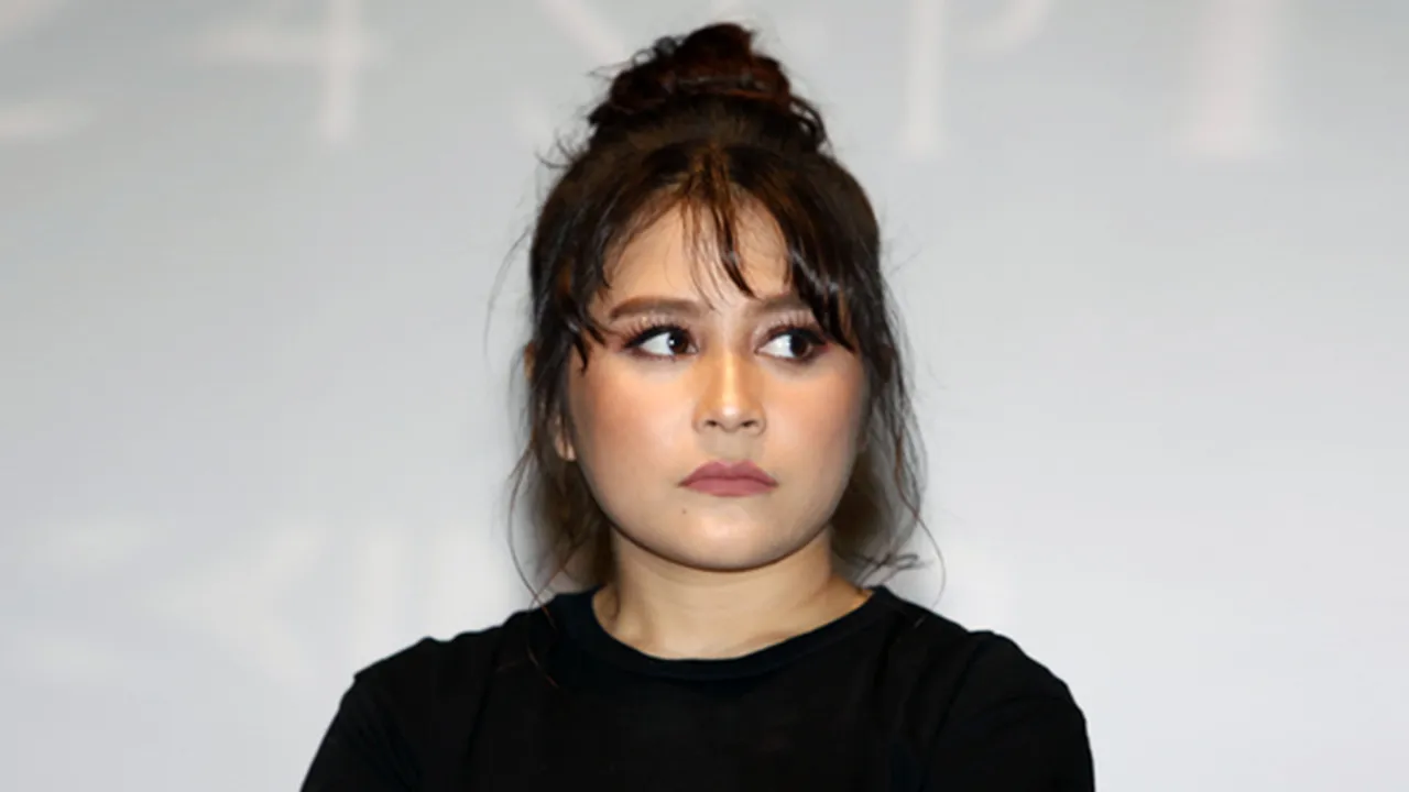 Penampakan Sosok Wanita Tua di Kamar Prilly Latuconsina Penampakan Sosok Wanita Tua di Kamar Prilly Latuconsina