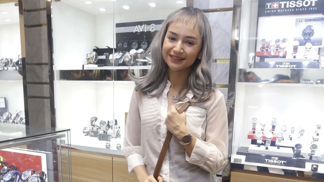 Penampilan Berbeda, Angelica Simperler Lagi Suka Pakai Wig