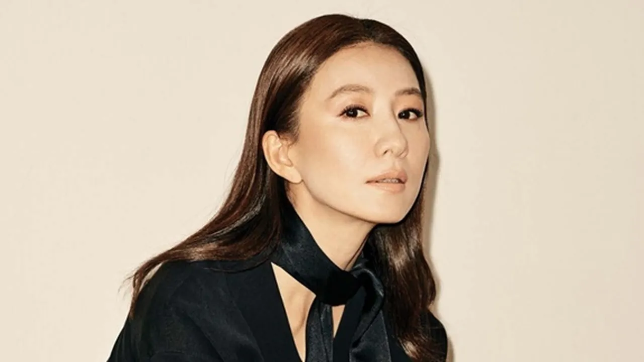 Penampilan Kim Hee Ae di Red Carpet Baeksang Arts Awards 2020, Tampil Anggun Bak Wanita Berkelas