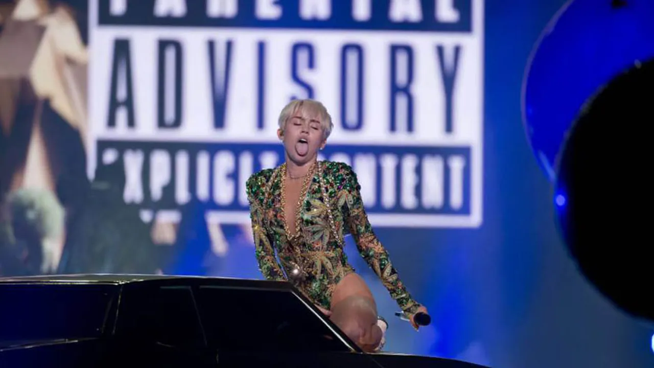 Penampilan Miley Cyrus di Vancouver, Semakin Menggila