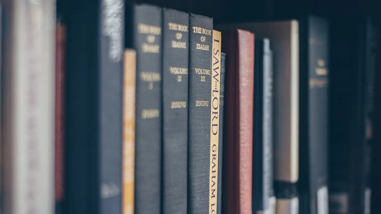 Pengertian Resensi Buku Non Fiksi, Beserta Jenis dan Tujuannya