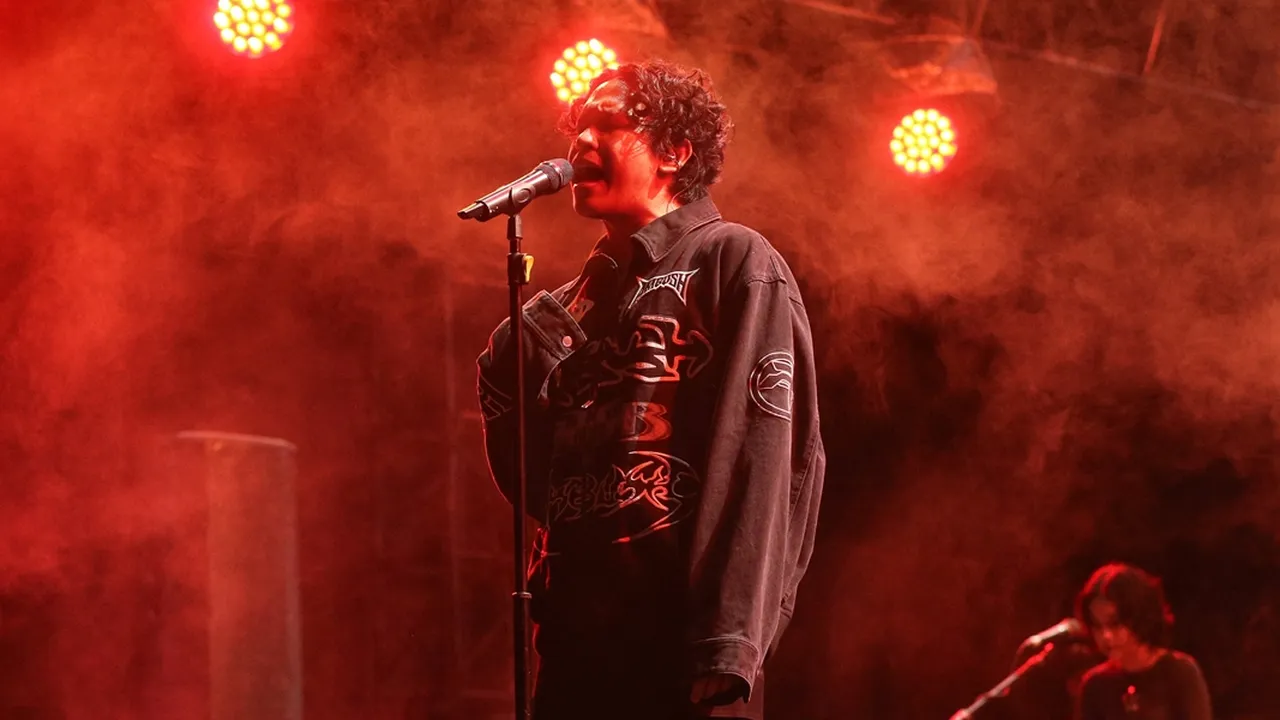 Penolakan Hindia di Tasikmalaya Bukan Karena Musik, Tapi Simbol yang Melanggar Norma Agama