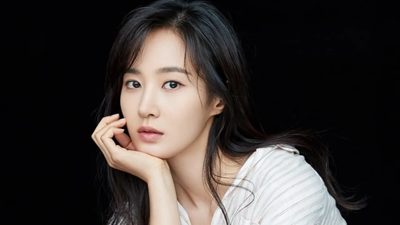 Perankan Constance, Yuri Girls Generation Bergabung dengan Pertunjukan Teater 'L'ETUDIANTE ET M.HENRY'!