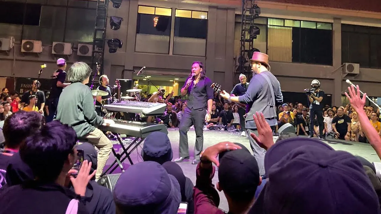 Perdana Manggung Tanpa NAIF, David Bayu Sukses Bikin Galau Pengunjung Synchronize Fest 2022 Perdana Manggung Tanpa NAIF, David Bayu Sukses Bikin Galau Pengunjung Synchronize Fest 2022