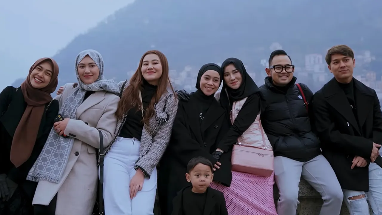 Pergi ke Eropa, Lesti dan Happy Asmara 'Ngamen' di Bis