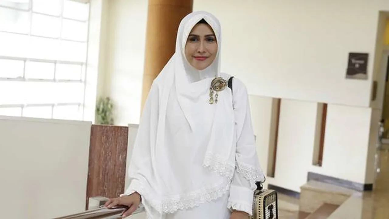 Pergi Umrah, Ratu Meta Ingin Curhat Soal Rumah Tangganya