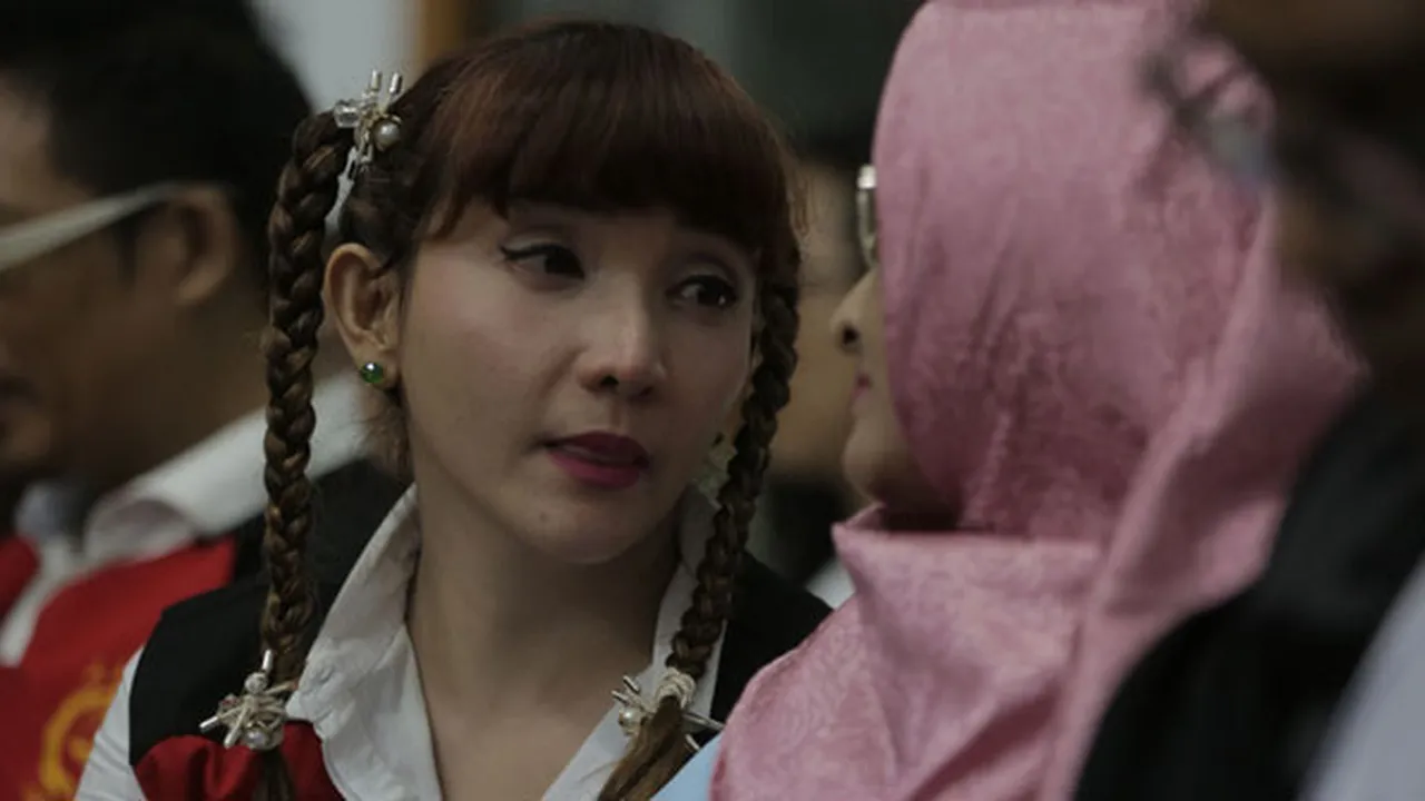 Perhiasan dan Berlian Dicuri Maling, Roro Fitria Curhat Nangis Histeris