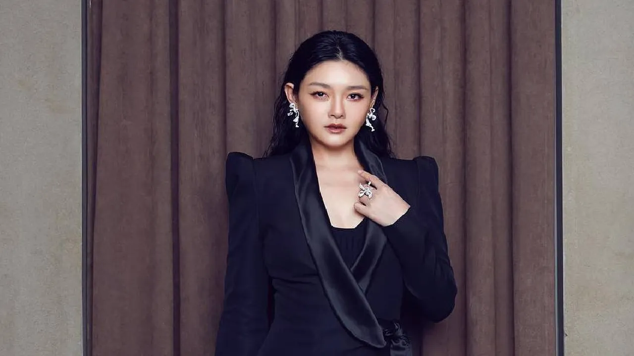 Peringati 1 Tahun Kematian, DJ Koo Bangun Patung untuk Barbie Hsu