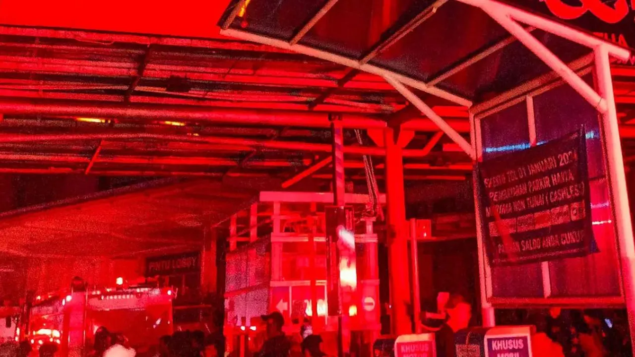 Peristiwa Kebakaran di Glodok Plaza, Api Meluas hingga Lantai Atas dan Ledakan Terdengar