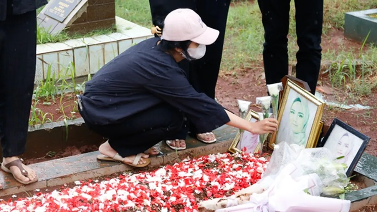 Perizinan Sudah Diurus, Makam Vanessa Angel Bakal Dipindahkan Usai Acara 100 Harian Perizinan Sudah Diurus, Makam Vanessa Angel Bakal Dipindahkan Usai Acara 100 Harian