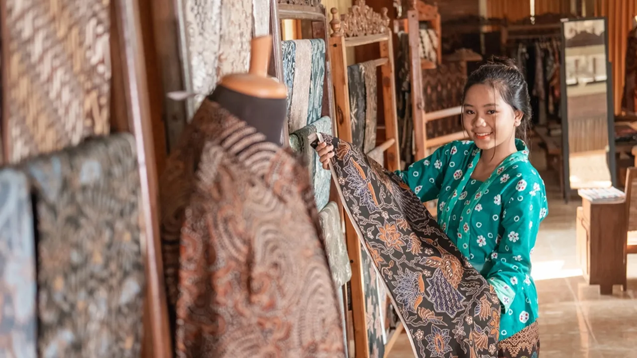 Perjalanan Batik dari Masa ke Masa, Warisan Budaya yang Bertransformasi Jadi OOTD Kekinian