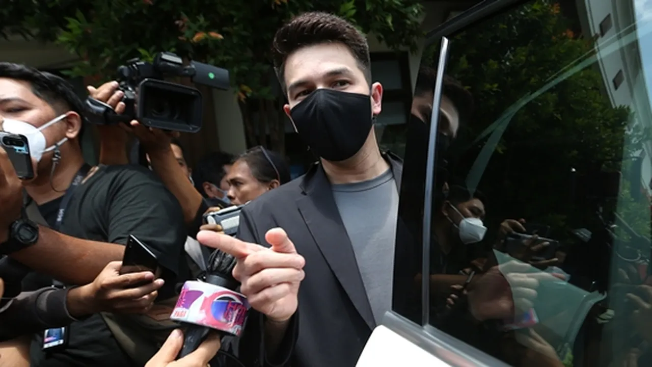Pernah Ditendang Dhena Devanka, Jonathan Frizzy Bawa Bukti Foto Rekaman CCTV