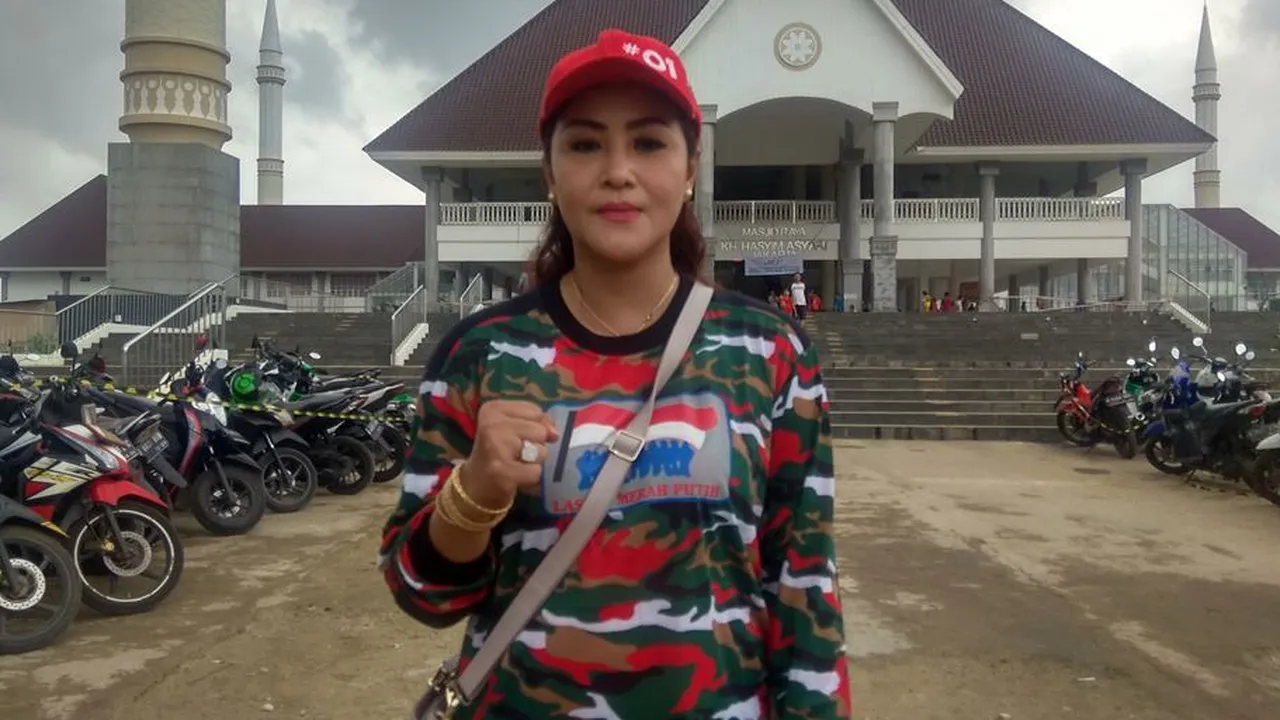 Pernah Jadi Korban, Maria Eva Terjun Langsung Bantu Korban Banjir