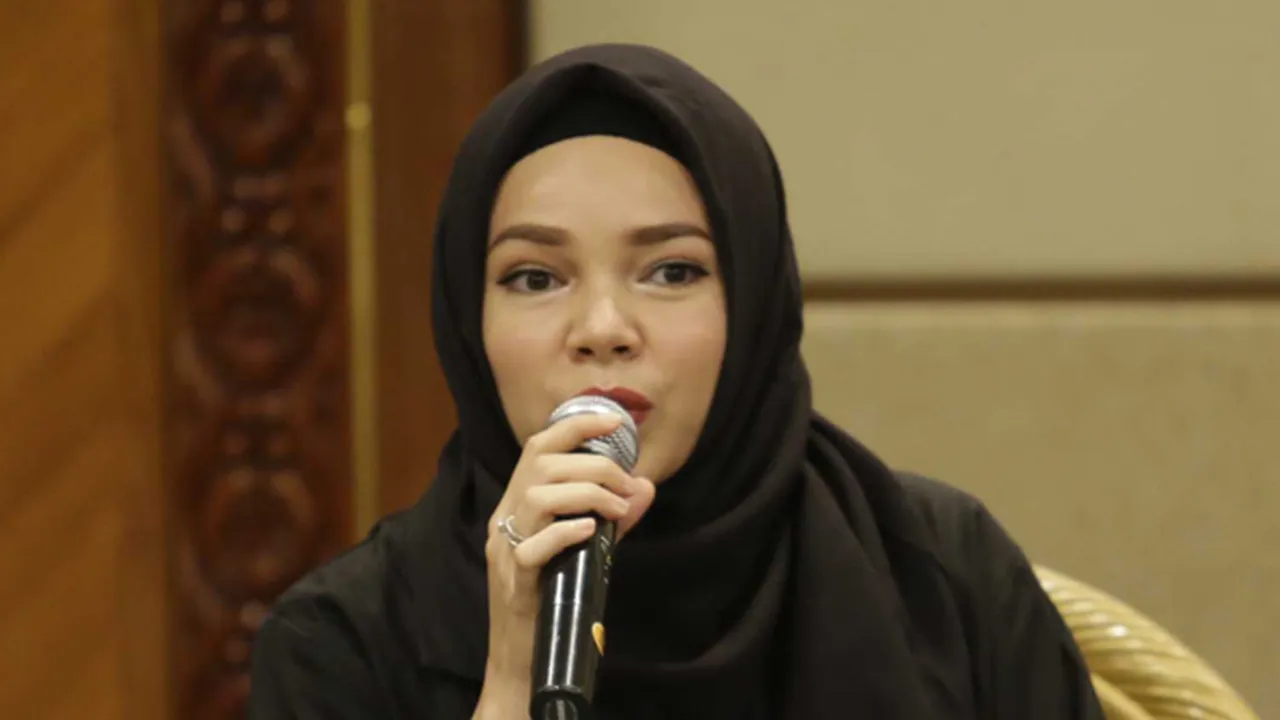 Pertama Berangkat Haji, Dewi Sandra: Pengalaman Terindah!