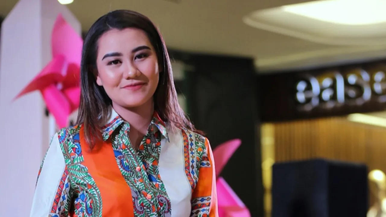 Pertama Kali Kibarkan Bendera, Aaliyah Massaid Lakukan di Bawah Air