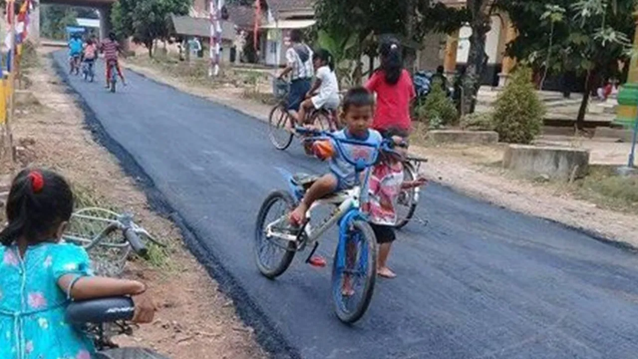 Pertama Kali Main di Jalanan Beraspal, Coba Lihat Reaksi Anak-Anak Kecil Ini