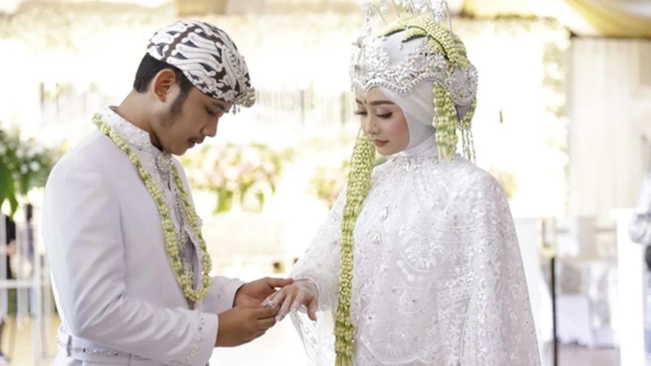 Pertama Kali Pulang ke Makassar Bareng Ega Noviantika, Rafly Nangis Disambut Keluarga