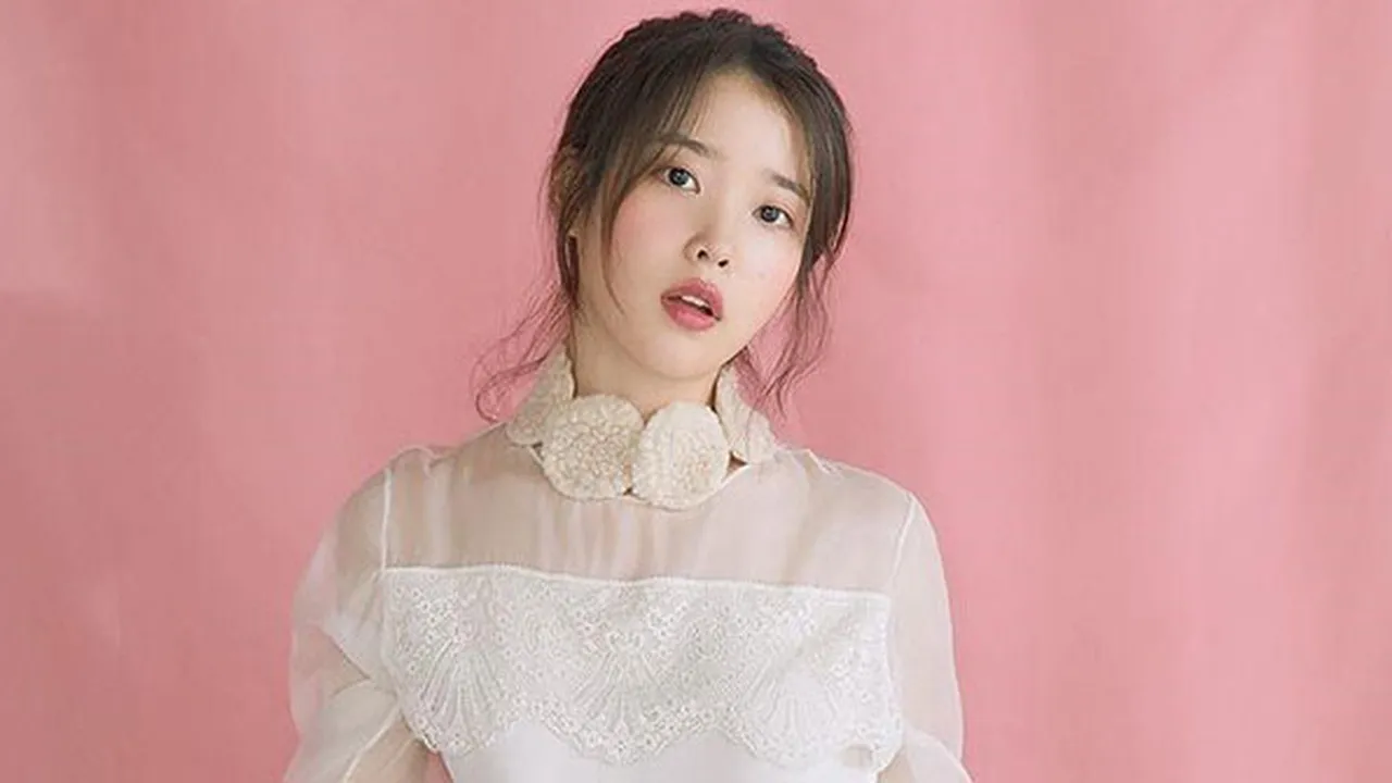 Pesona Elegan IU Saat Hadiri '2018 APAN Star Awards' Yang Curi Perhatian
